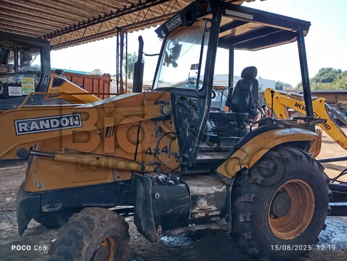 LOTE 002 - Máquina pesada Retroescavadeira Randon 4x4 RK 406 PAC ANO 2013, Está em condições péssimas e não está em uso
