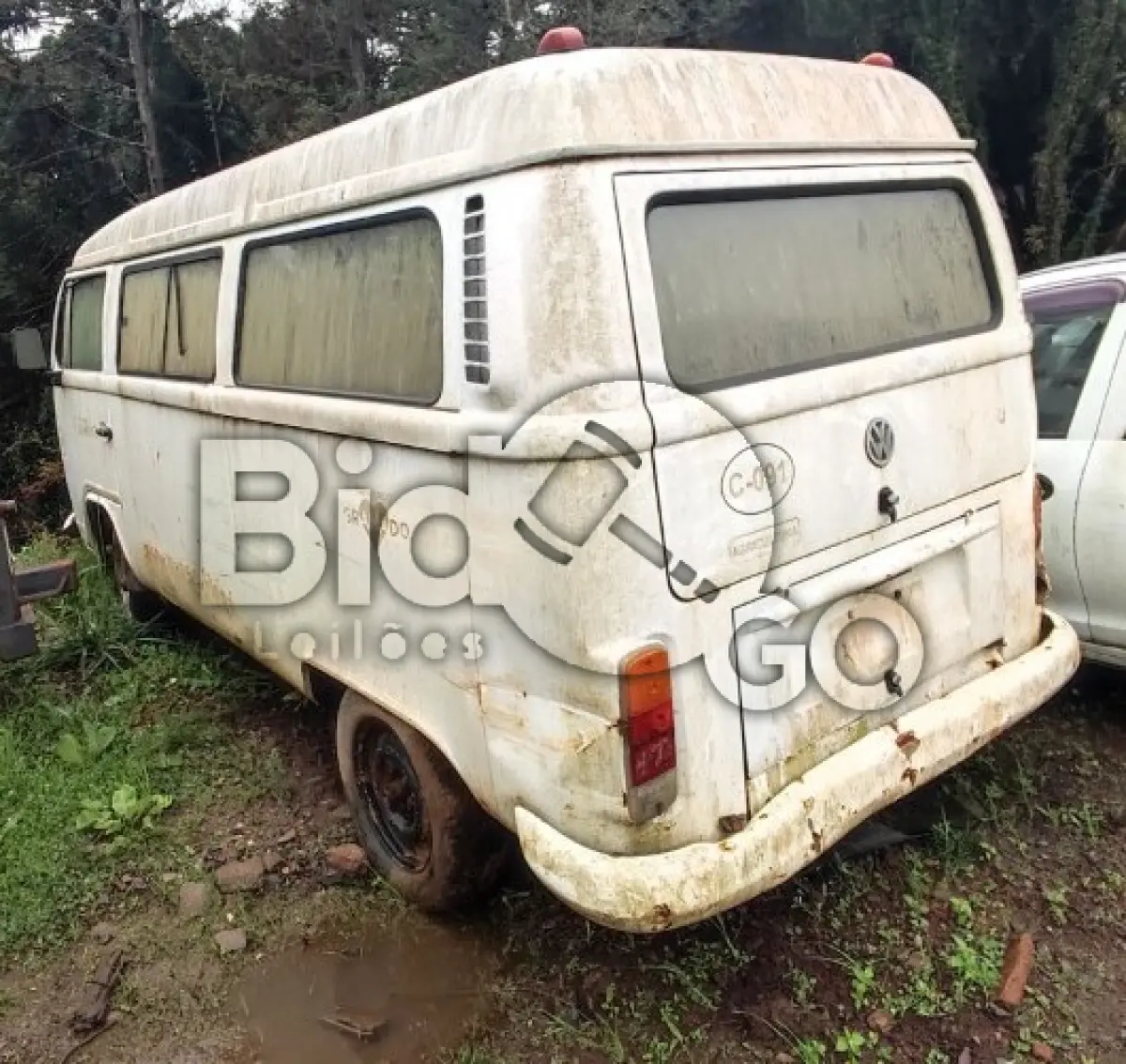 LOTE 008 - SUCATA - VW KOMBI COR BRANCA, PLACA IJQ-3882, TOMBO 19970 
