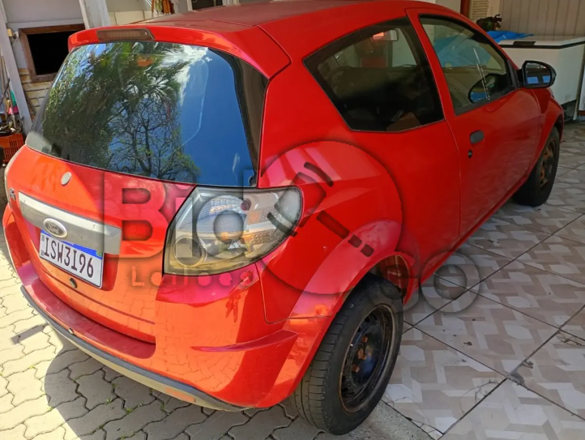 LOTE 008 - Composto por uma Máquina de Costura Traveti com motor eletrônico.