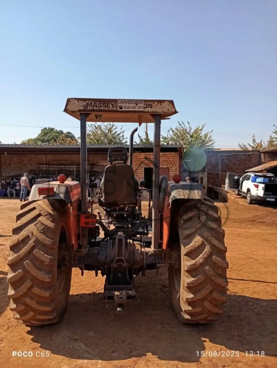 LOTE 004 - TratorMassey Ferguson 283, ano 2002, Está em condições regular e em uso