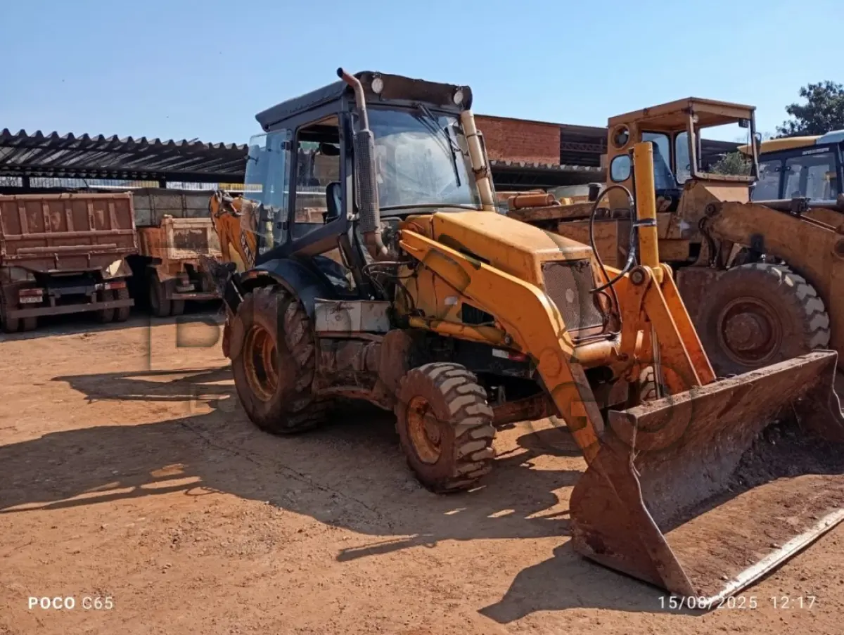 LOTE 001 - Máquina pesada Retroescavadeira Randon 4x4 RD 406 Nº 12 GABINADA ANO 2017, Está em condições regular e em uso, N° 12
