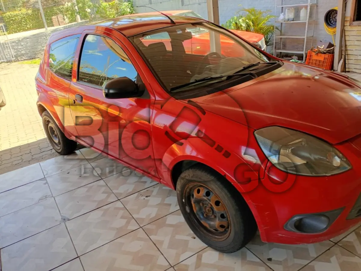 LOTE 008 - Composto por uma Máquina de Costura Traveti com motor eletrônico.