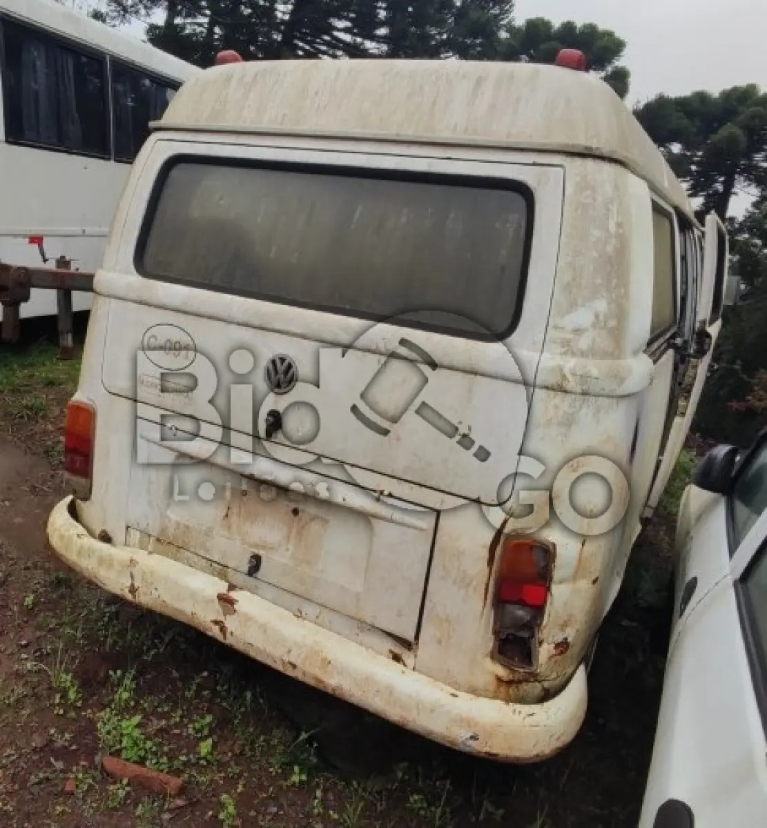 LOTE 008 - SUCATA - VW KOMBI COR BRANCA, PLACA IJQ-3882, TOMBO 19970 