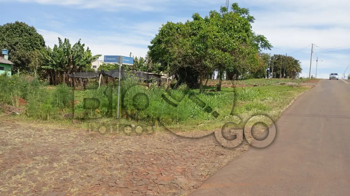 LOTE 022 - Terreno urbano, lote n° 01, quadra n° 123, com área de 270m², matrícula 3.993 na Esquina formada pela Rua Vereador Osvaldo Kuhn e Avenida do Comércio, Centro de São Paulo das Missões, Bom estado de conservação, infraestrutura: pavimentação em pedras inrregulares na Rua Vereador Osvaldo Kuhn e asfalto na Avenida do Comércio