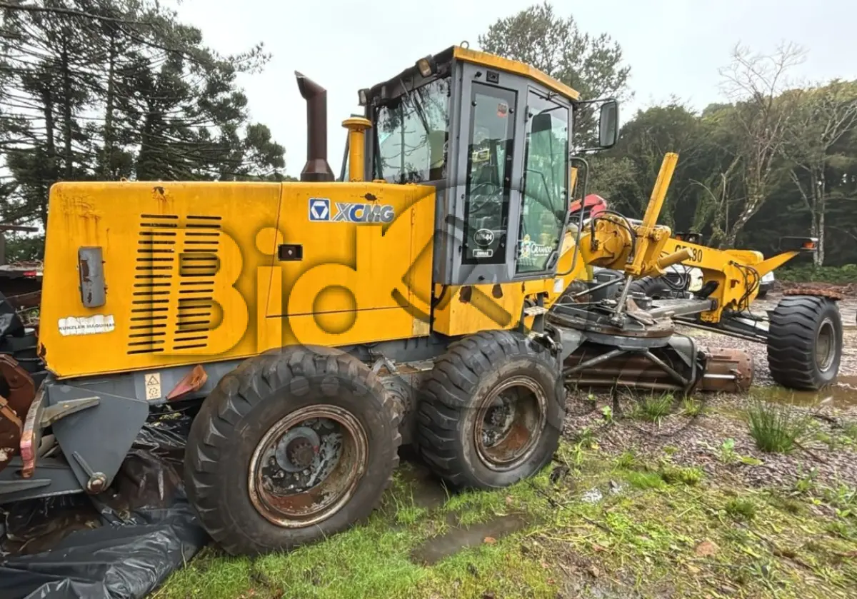 LOTE 002 - MOTONIVELADORA MARCA XCMG GR180 COR AMARELA ANO 2010