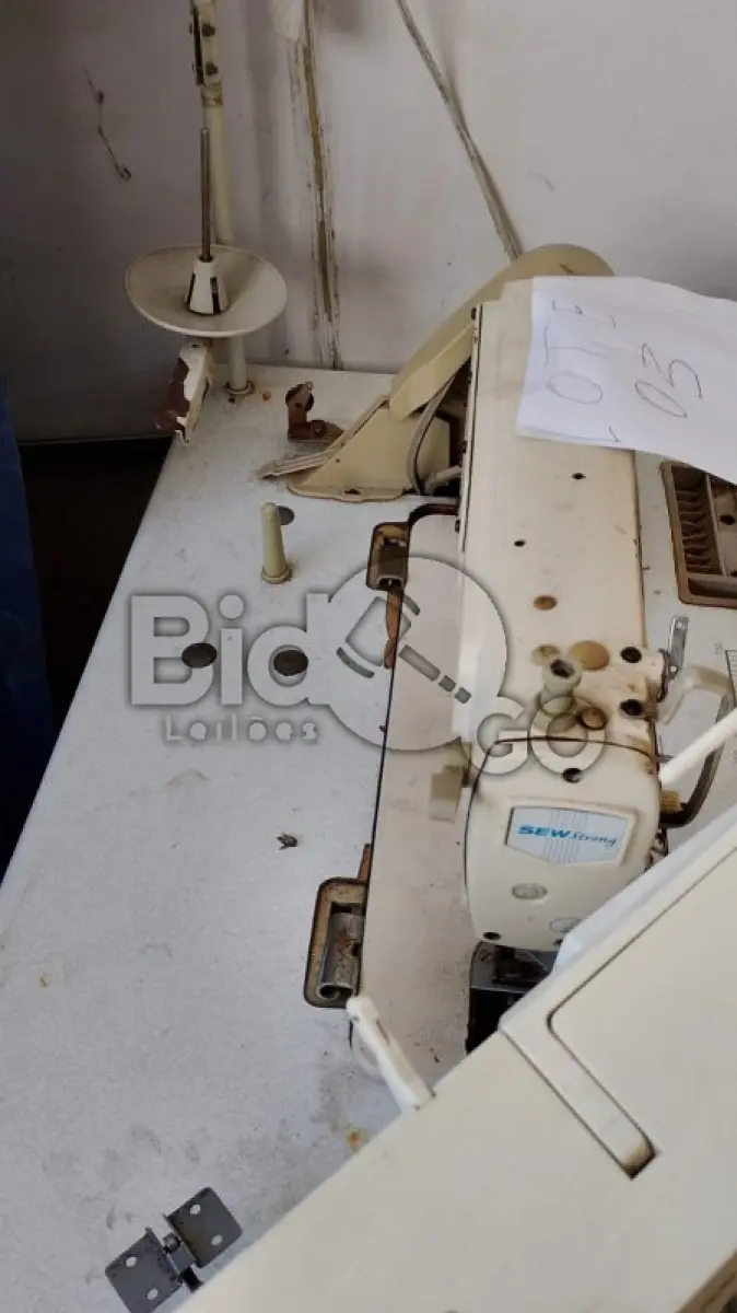 LOTE 003 - Composto por uma máquina plana e uma máquina de mesa.
