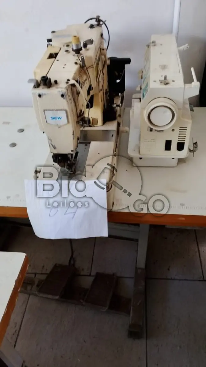 LOTE 004 - Composto por uma máquina doméstica.
Uma Máquina Caseadeira