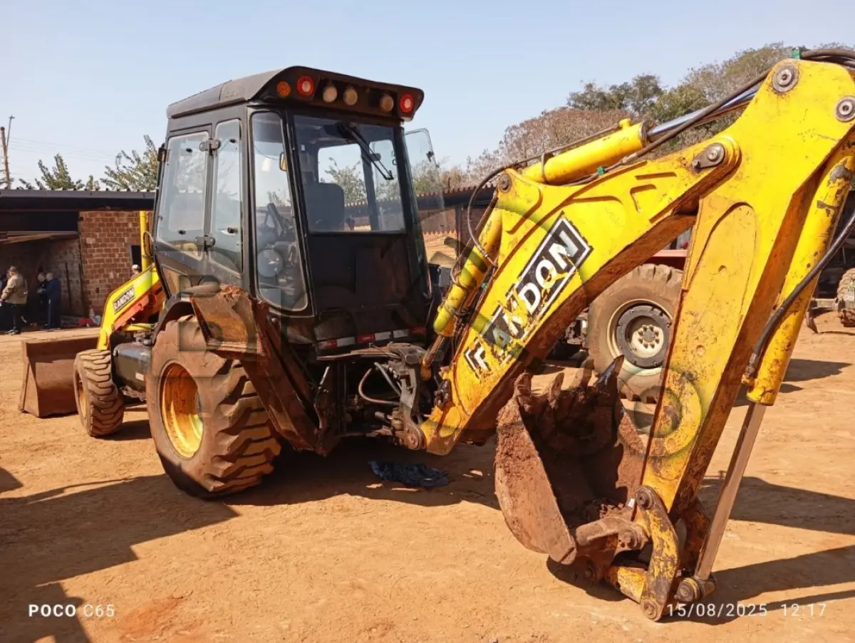 LOTE 001 - Máquina pesada Retroescavadeira Randon 4x4 RD 406 Nº 12 GABINADA ANO 2017, Está em condições regular e em uso, N° 12