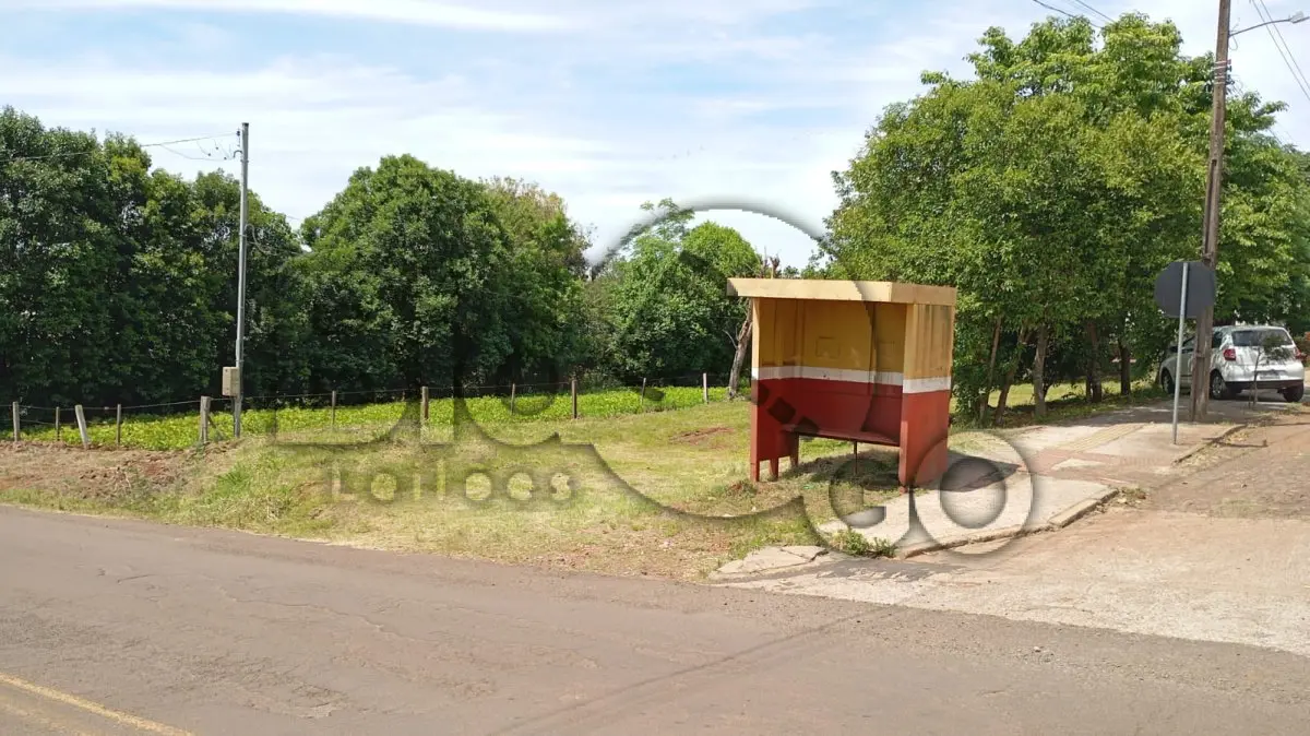 LOTE 023 - Terreno urbano, lote n° 26, quadra n° 86, com área de 250m², matrícula 6.100 na Esquina formada pela Avenida do Comércio e Rua Maximiliano João Scheuer, Centro de São Paulo das Missões, Bom estado de conservação, infraestrutura: pavimentação em pedras inrregulares na Rua Maximiliano João Scheuer e asfalto na Avenida do Comércio