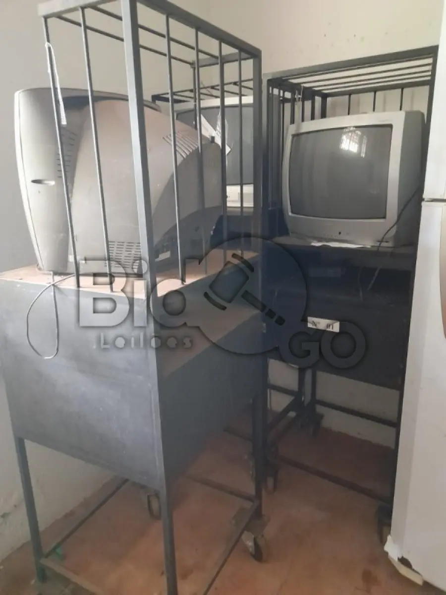 LOTE 018 - Sucatas de itens diversos em situação de sucata (cadeiras e mesas escolares, calhas de iluminação pública sem uso, sobras de calhas de teto, bebedouros antigos, armários em ferro com rodinhas), Lote único em situação de sucata