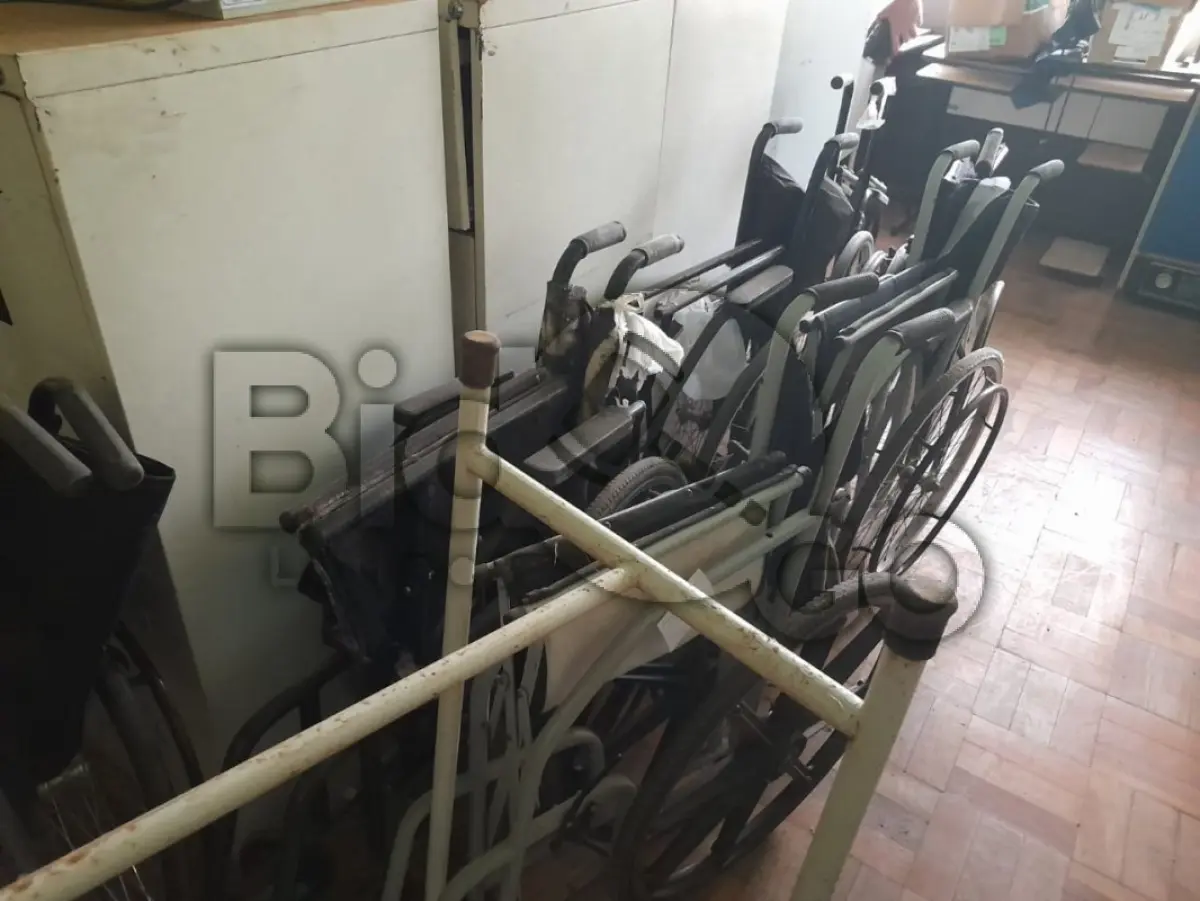 LOTE 014 - Sucatas de itens hospitalares diversos (cadeiras de rodas, macas/camas, balcões), Lote único em situação de sucata