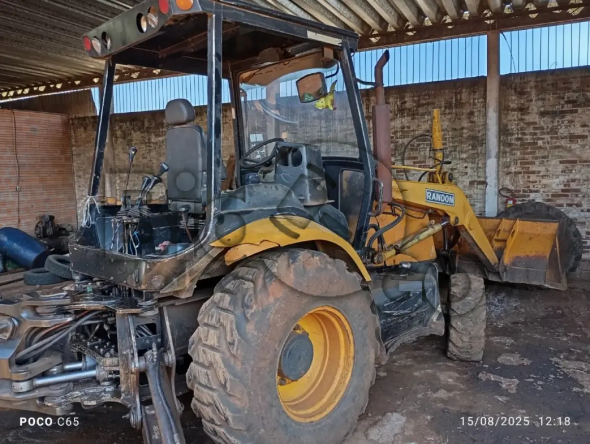 LOTE 002 - Máquina pesada Retroescavadeira Randon 4x4 RK 406 PAC ANO 2013, Está em condições péssimas e não está em uso
