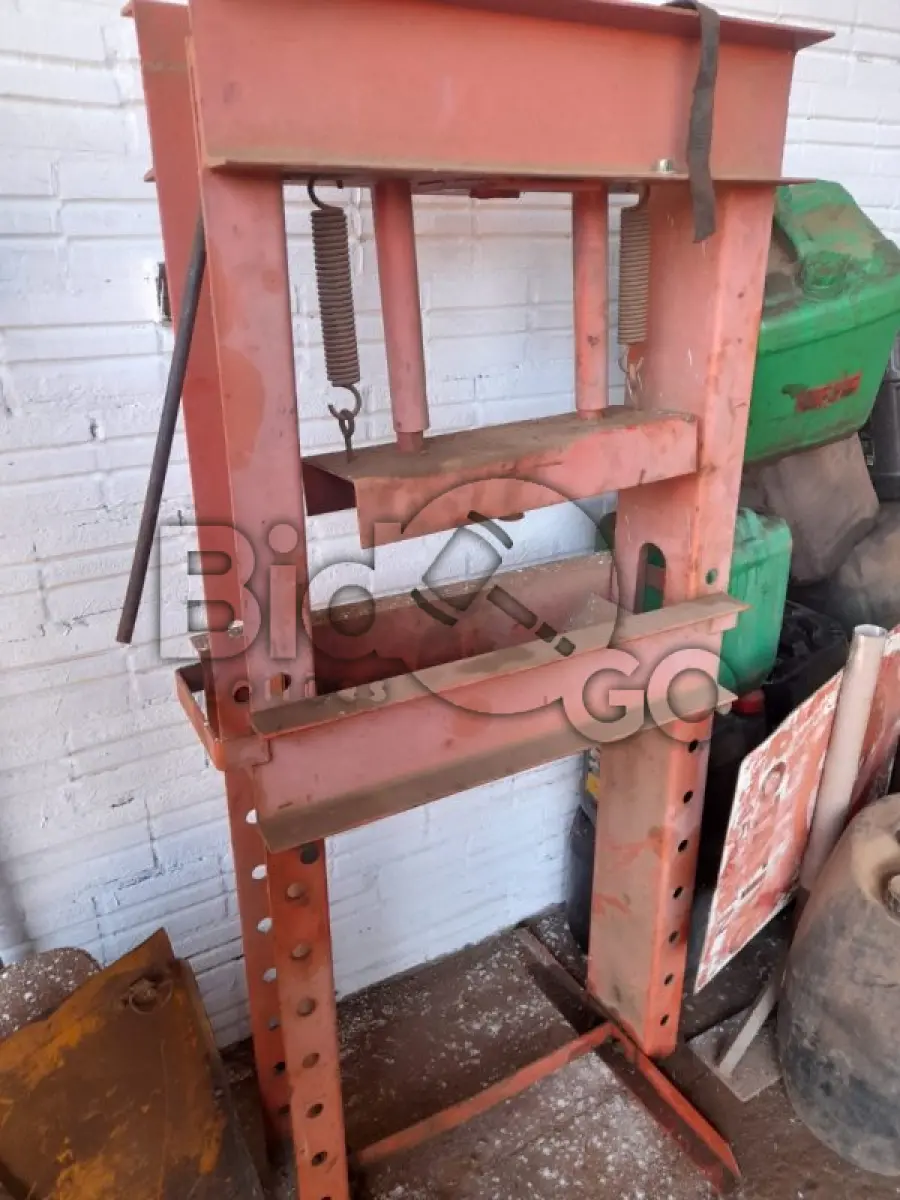 LOTE 011 - Sucatas de itens diversos de oficina (peças diversas e prensa hidráulica s/ macaco), Lote único em situação de sucata