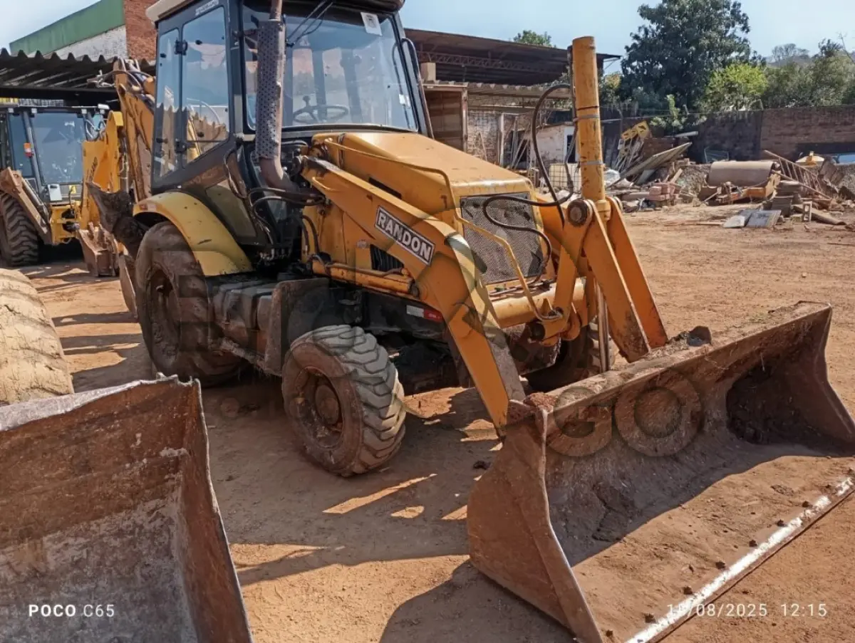 LOTE 003 - Máquina pesada Retroescavadeira Randon 4x4 RD 406 Nº 01 GABINADA ANO 2015, Está em condições regular e em uso