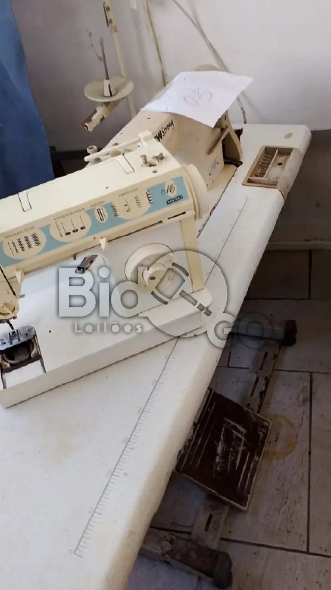 LOTE 003 - Composto por uma máquina plana e uma máquina de mesa.
