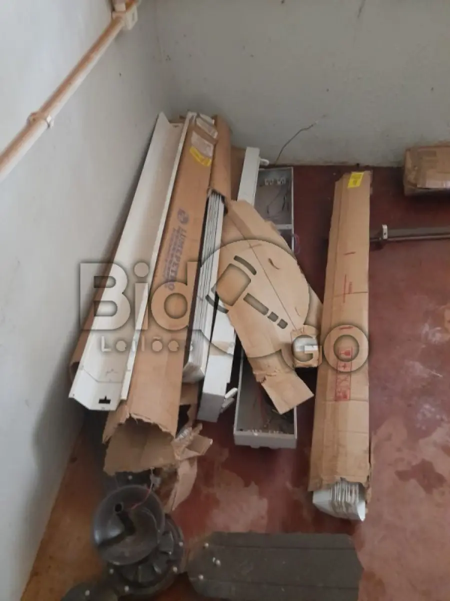 LOTE 018 - Sucatas de itens diversos em situação de sucata (cadeiras e mesas escolares, calhas de iluminação pública sem uso, sobras de calhas de teto, bebedouros antigos, armários em ferro com rodinhas), Lote único em situação de sucata