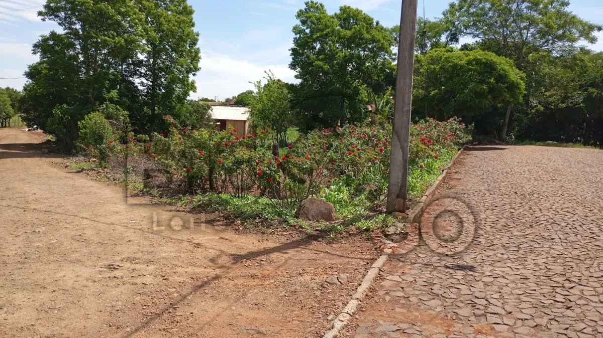 LOTE 024 - Terreno urbano, lote n° 04, quadra n° 15, com área de 546,14m², matrícula 2.300 na Esquina formada pela Rua São Lourenço e Rua Bento Gonçalves, Centro de São Paulo das Missões, Bom estado de conservação, infraestrutura: pavimentação em pedras inrregulares em ambas as ruas