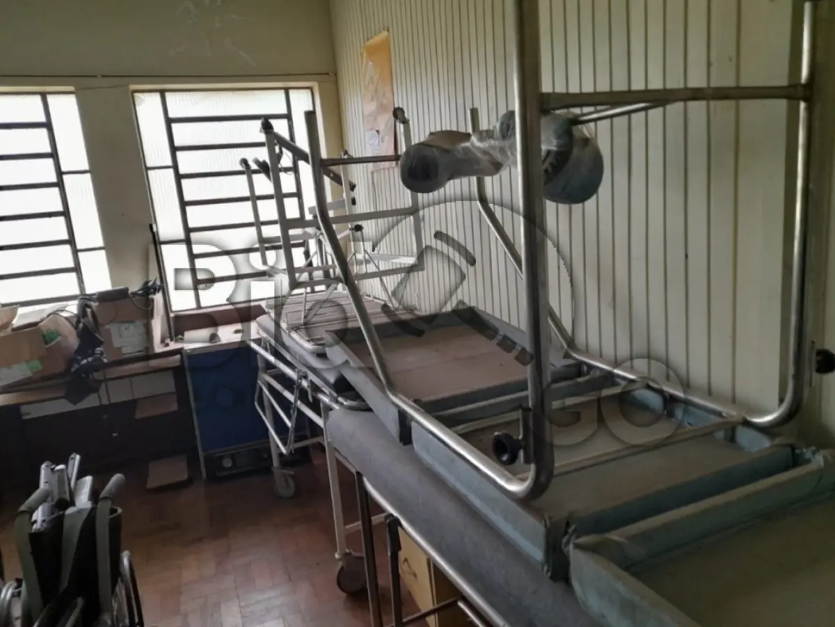 LOTE 014 - Sucatas de itens hospitalares diversos (cadeiras de rodas, macas/camas, balcões), Lote único em situação de sucata