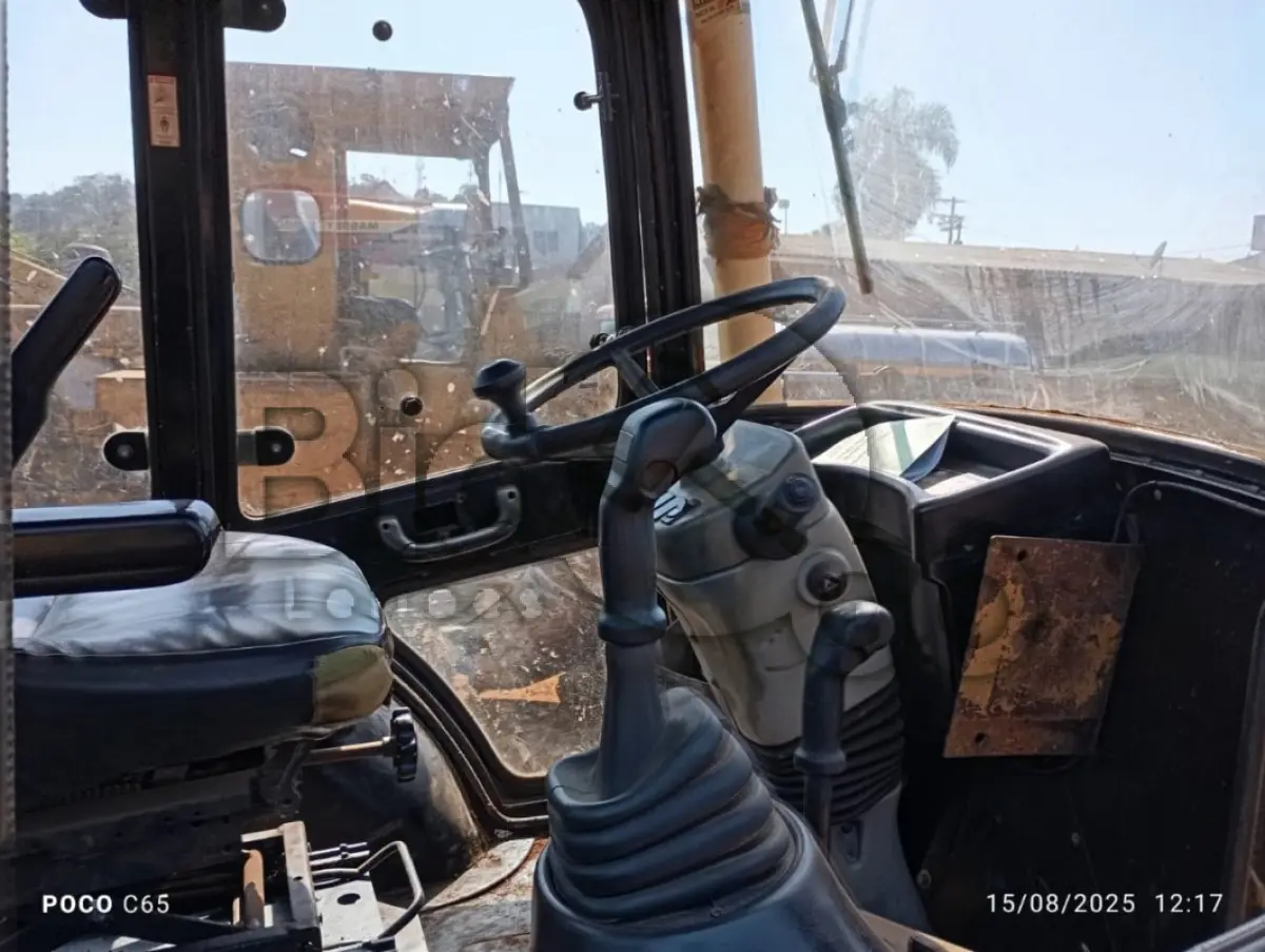 LOTE 001 - Máquina pesada Retroescavadeira Randon 4x4 RD 406 Nº 12 GABINADA ANO 2017, Está em condições regular e em uso, N° 12