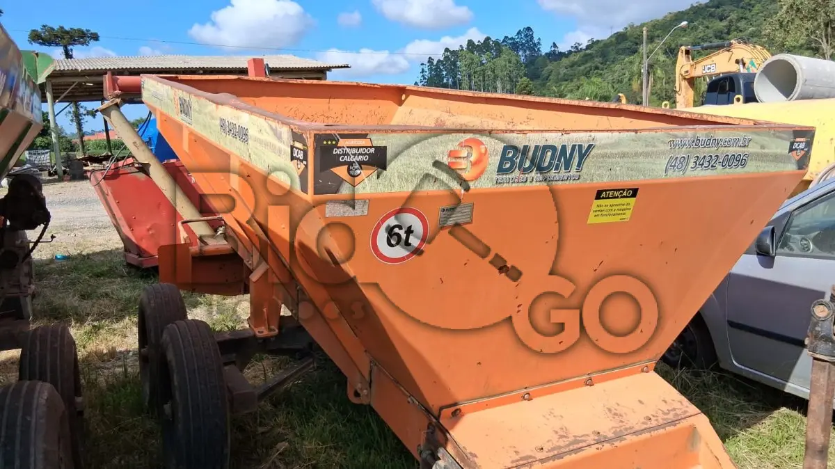 LOTE 021 - DISTRIBUIDOR DE CALCÁRIO E ADUBO DCAB-6000 TANDEM COM PNEUS BUDNY