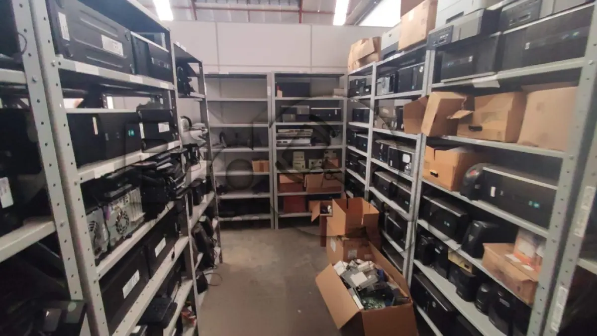 LOTE 011 - SUCATAS DE ELETROELETRÔNICOS TAIS COMO COMPUTADORES, CPUS, IMPRESSORAS, TELEVISORES E DEMAIS ITENS (DEPOSITADO NO CENTRO ADMINISTRATIVO). PRATELEIRAS NÃO INCLUSAS.