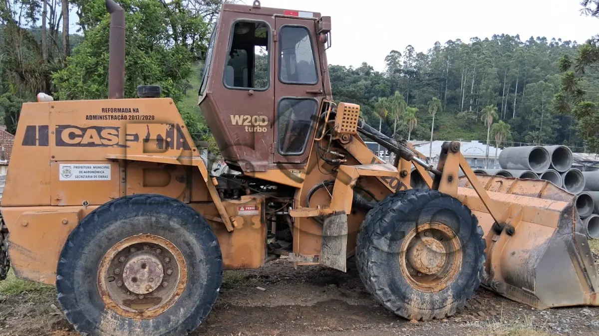 LOTE 001 - PÁ CARREGADEIRA CASE W20D 94