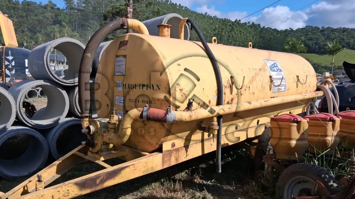 LOTE 019 - DISTRIBUIDOR DE ESTERCO LÍQUIDO BOMBA LOBULAR COM CAPACIDADE DE 5.000 LITROS