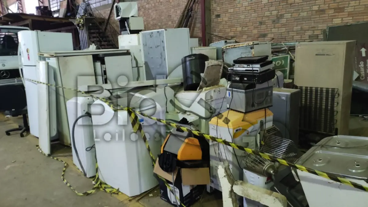 LOTE 012 - SUCATA DE ELETRODOMÉSTICOS TAIS QUAIS FORNOS, FOGÕES, GELADEIRAS, MÁQUINAS DE COSTURA, MOTORES, PARAFUSADEIRAS, MÁQUINAS DE CORTE DE ASFALTO E DEMAIS ITENS (DEPOSITADO NO GALPÃO DA SECRETARIA DE OBRAS).