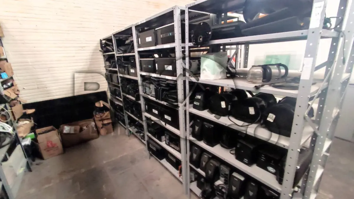 LOTE 011 - SUCATAS DE ELETROELETRÔNICOS TAIS COMO COMPUTADORES, CPUS, IMPRESSORAS, TELEVISORES E DEMAIS ITENS (DEPOSITADO NO CENTRO ADMINISTRATIVO). PRATELEIRAS NÃO INCLUSAS.