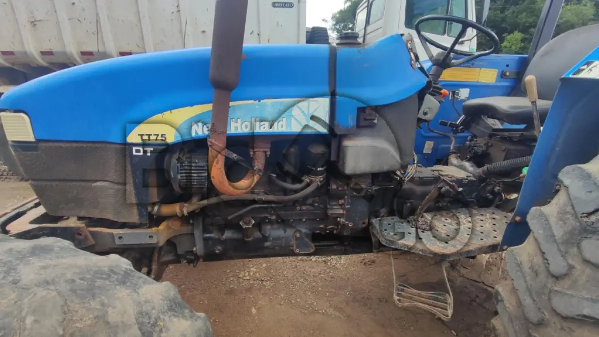 LOTE 013 - Trator Agricula de rodas, New Holland, Modelo: TT 75