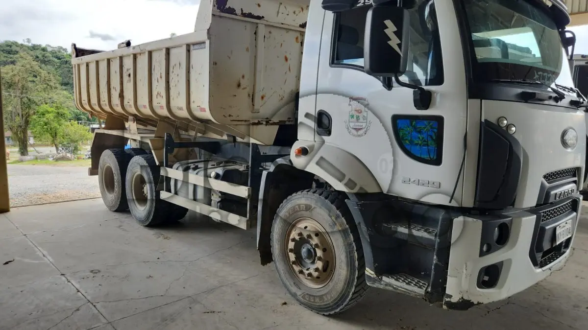 LOTE 007 - FORD/CARGO 2429 L, Fabricação/Modelo: 2013/2013