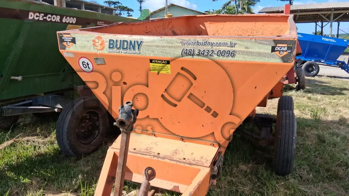 LOTE 021 - DISTRIBUIDOR DE CALCÁRIO E ADUBO DCAB-6000 TANDEM COM PNEUS BUDNY