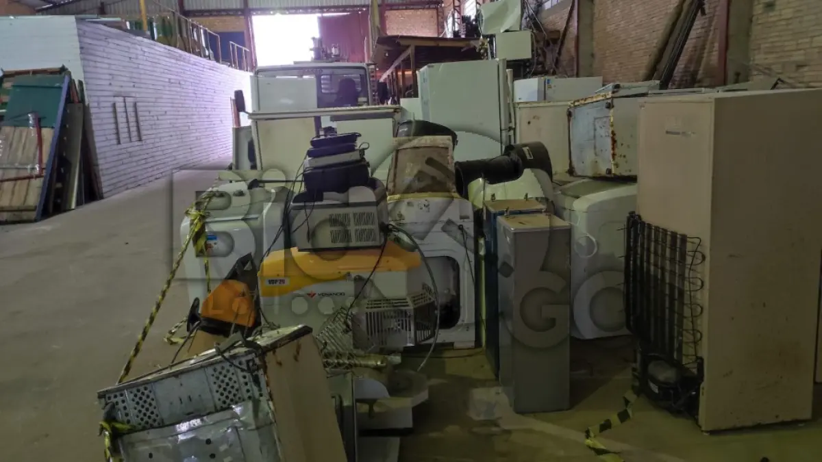 LOTE 012 - SUCATA DE ELETRODOMÉSTICOS TAIS QUAIS FORNOS, FOGÕES, GELADEIRAS, MÁQUINAS DE COSTURA, MOTORES, PARAFUSADEIRAS, MÁQUINAS DE CORTE DE ASFALTO E DEMAIS ITENS (DEPOSITADO NO GALPÃO DA SECRETARIA DE OBRAS).