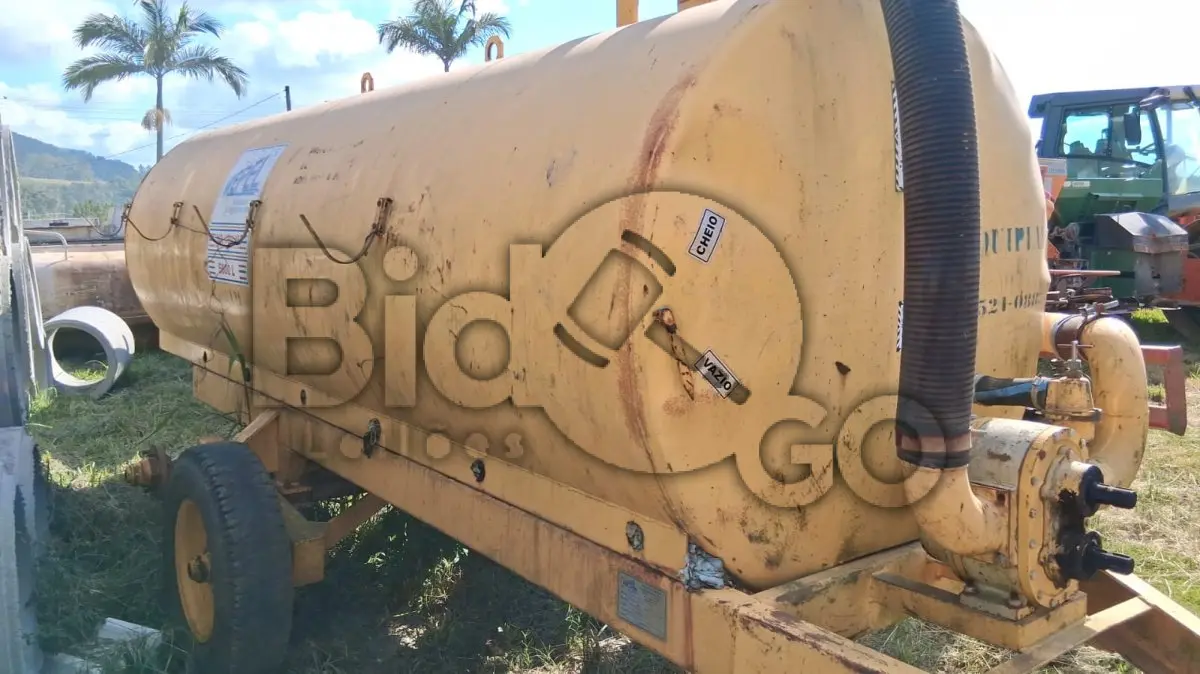 LOTE 019 - DISTRIBUIDOR DE ESTERCO LÍQUIDO BOMBA LOBULAR COM CAPACIDADE DE 5.000 LITROS