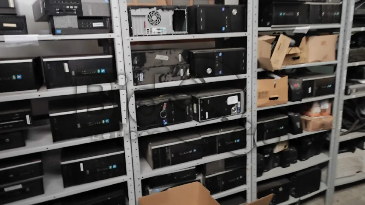 LOTE 011 - SUCATAS DE ELETROELETRÔNICOS TAIS COMO COMPUTADORES, CPUS, IMPRESSORAS, TELEVISORES E DEMAIS ITENS (DEPOSITADO NO CENTRO ADMINISTRATIVO). PRATELEIRAS NÃO INCLUSAS.