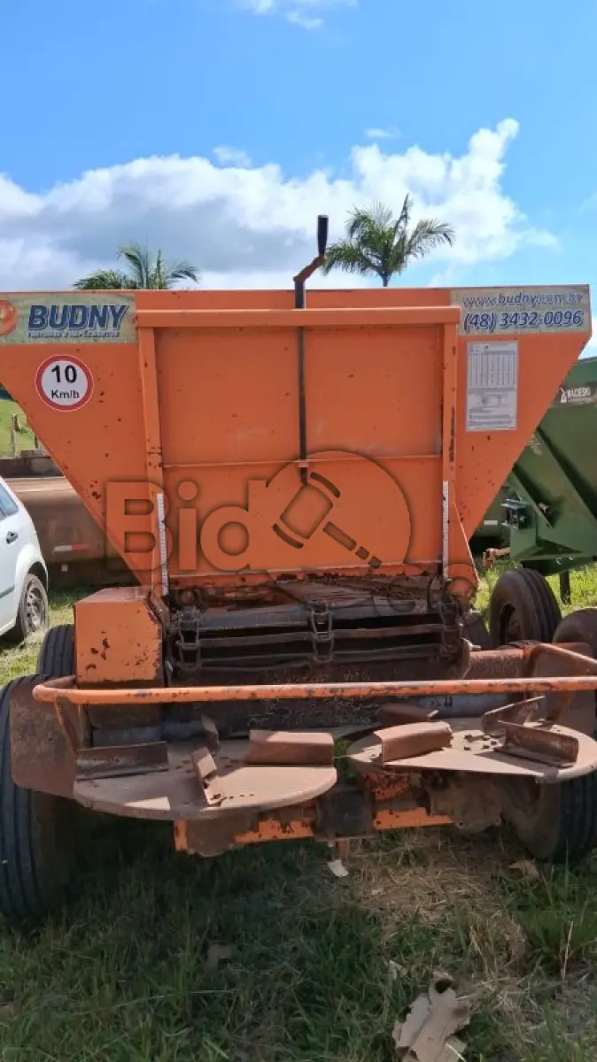 LOTE 021 - DISTRIBUIDOR DE CALCÁRIO E ADUBO DCAB-6000 TANDEM COM PNEUS BUDNY