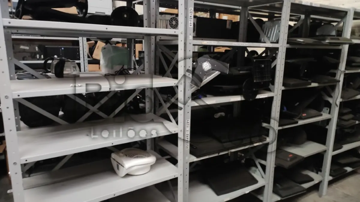 LOTE 011 - SUCATAS DE ELETROELETRÔNICOS TAIS COMO COMPUTADORES, CPUS, IMPRESSORAS, TELEVISORES E DEMAIS ITENS (DEPOSITADO NO CENTRO ADMINISTRATIVO). PRATELEIRAS NÃO INCLUSAS.