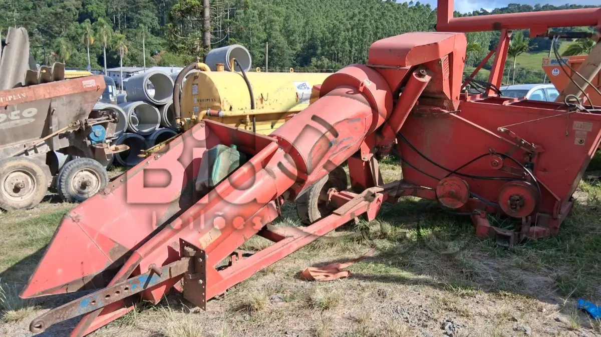 LOTE 017 - COLHEDEIRA DE MILHO MARCA JUMIL MODELO 360