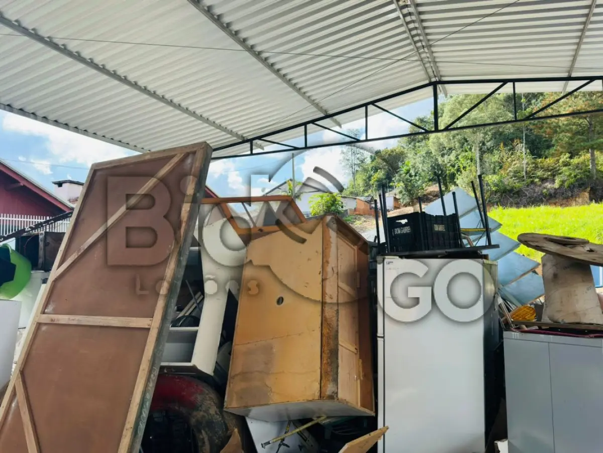 LOTE 023 - Sucatas bens inservíveis diversos: informática, mobiliário, eletrodomésticos e outros