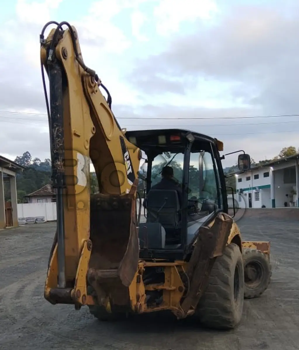LOTE 003 - Retroescavadeira Caterpiler 416 E