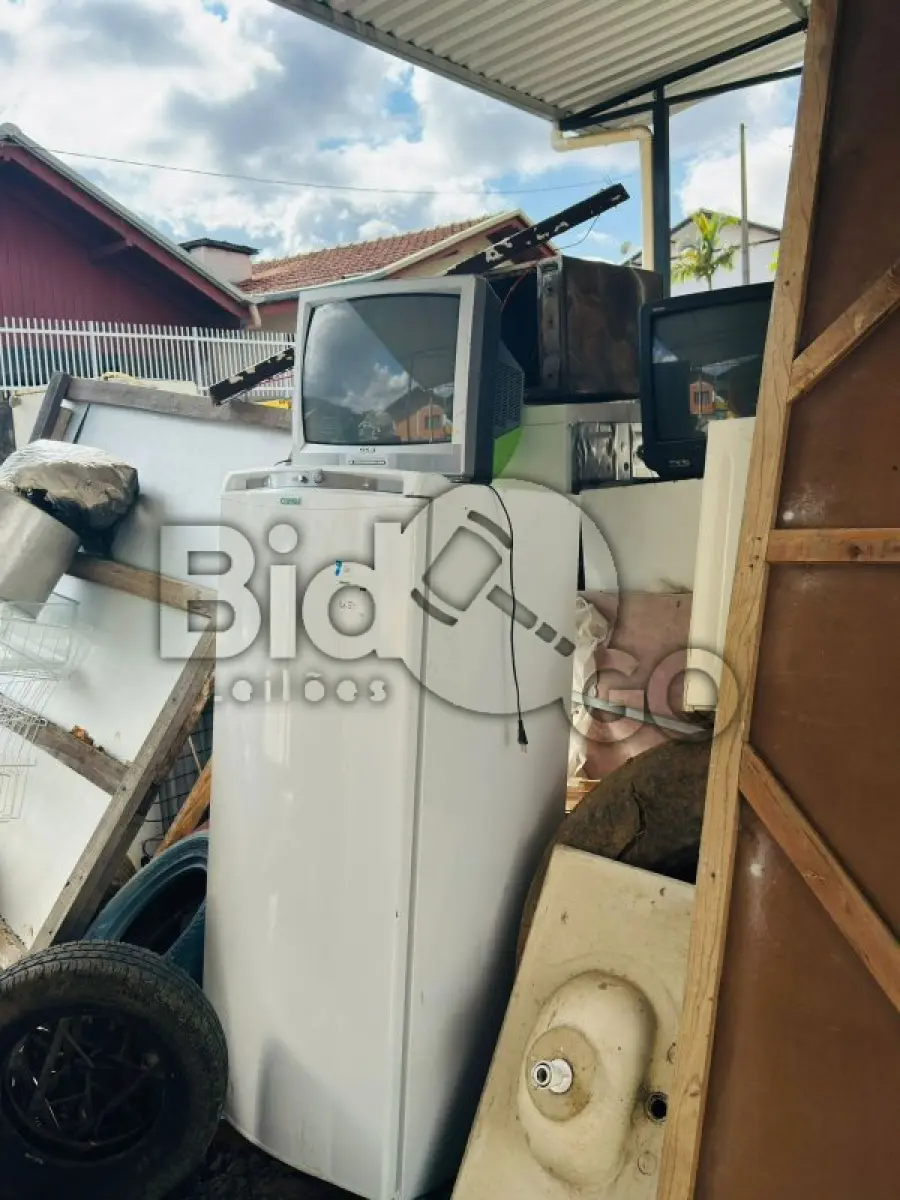 LOTE 023 - Sucatas bens inservíveis diversos: informática, mobiliário, eletrodomésticos e outros