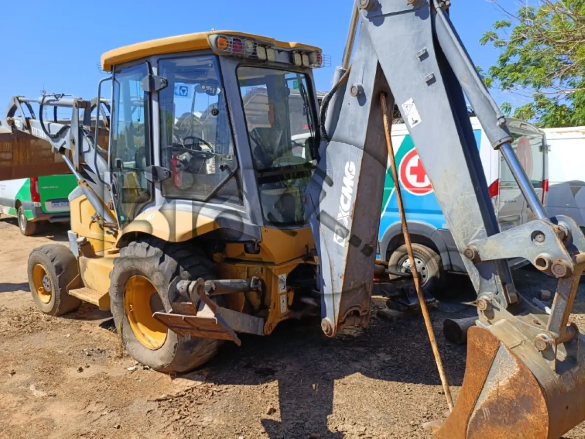 LOTE 016 - Retroescavadeira XCMG Série: xt870br