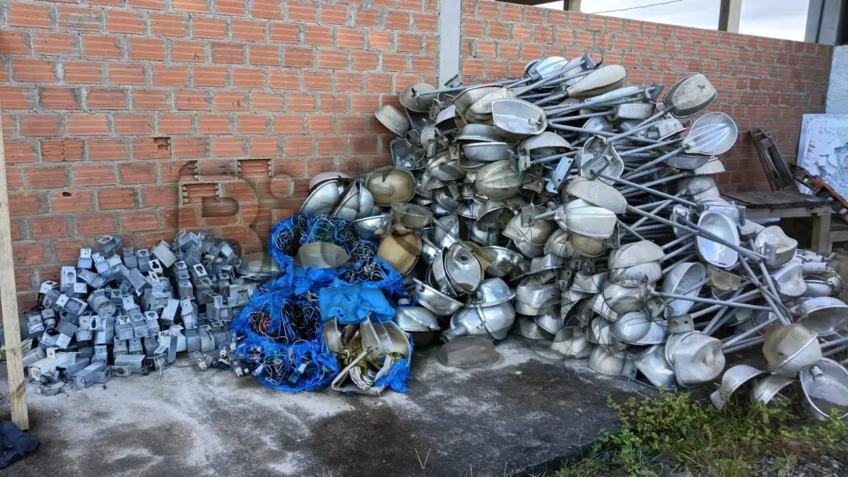 LOTE 007 - Sucatas de ferro velho diversos, aproximadamente 1.000 kg