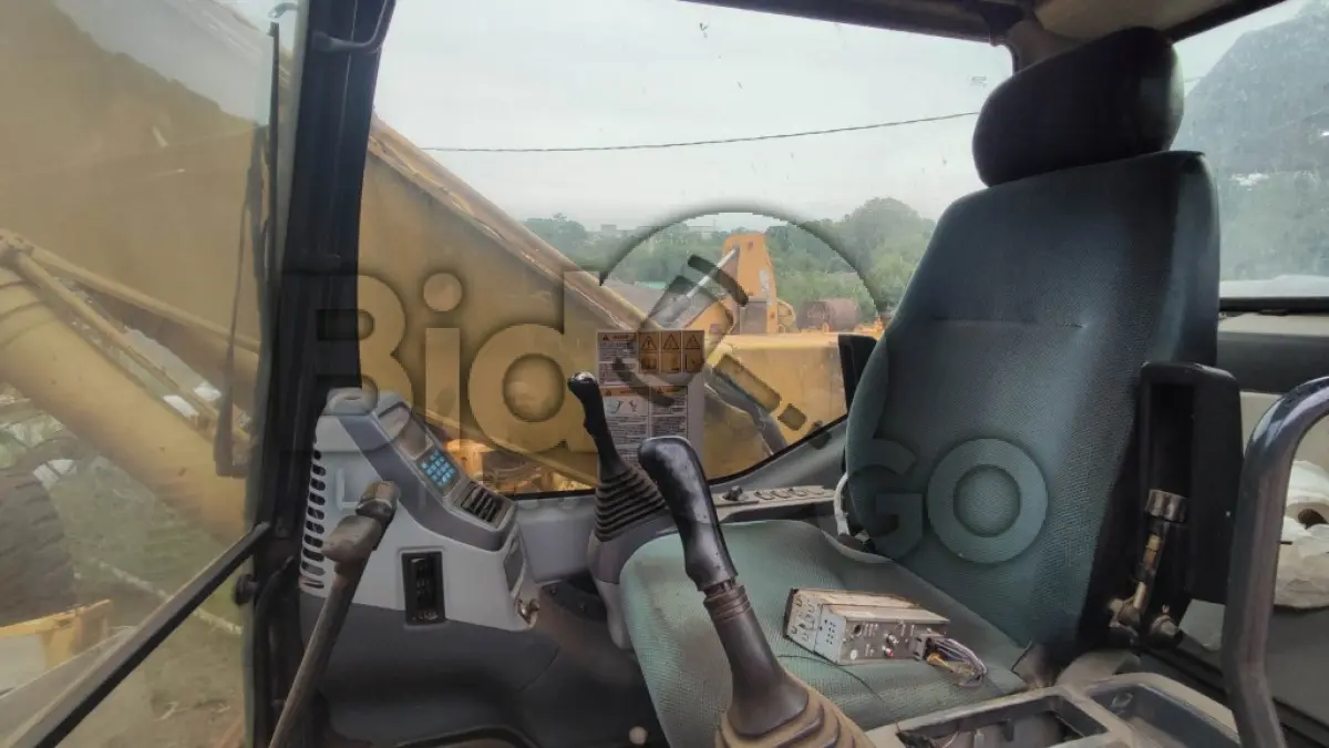 LOTE 018 - ESCAVADEIRA hidráulica Komatsu