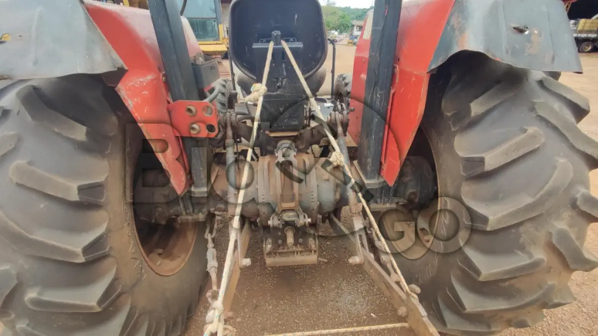 LOTE 012 - TRATOR Massey Ferguson 275