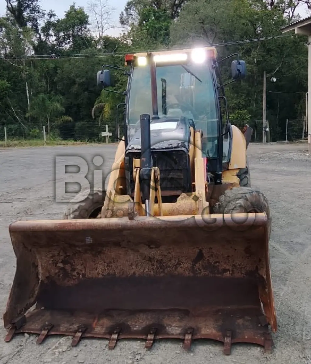 LOTE 003 - Retroescavadeira Caterpiler 416 E