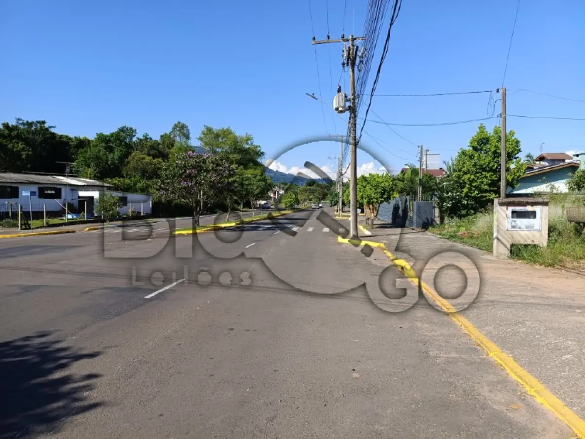 LOTE 001 - UM TERRENO URBANO DE 430,98m², sem benfeitorias, devidamente cadastrado sob matrícula nº 17.702 do Cartório de Registro de Imóveis de Sapiranga/RS