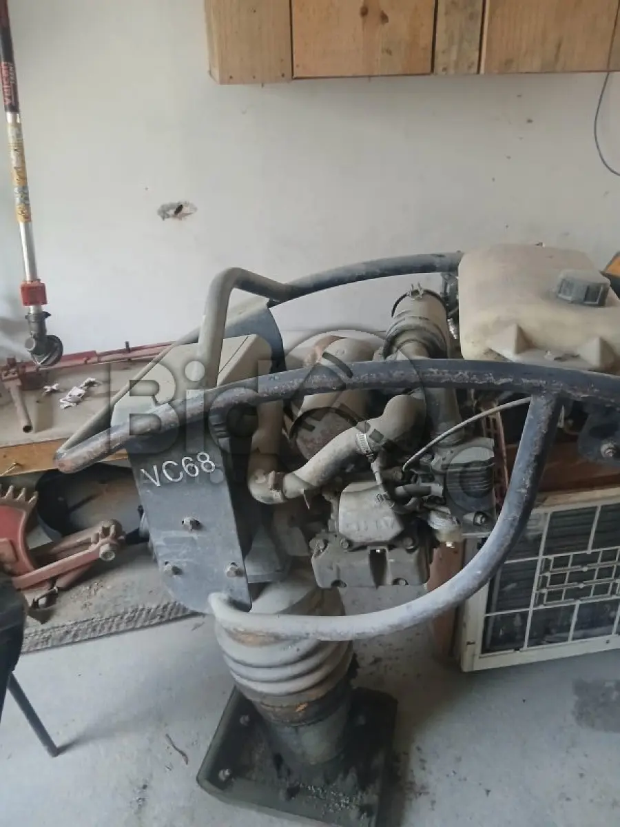 LOTE 017 - Compactador marca Honda GX120, cor vermelha