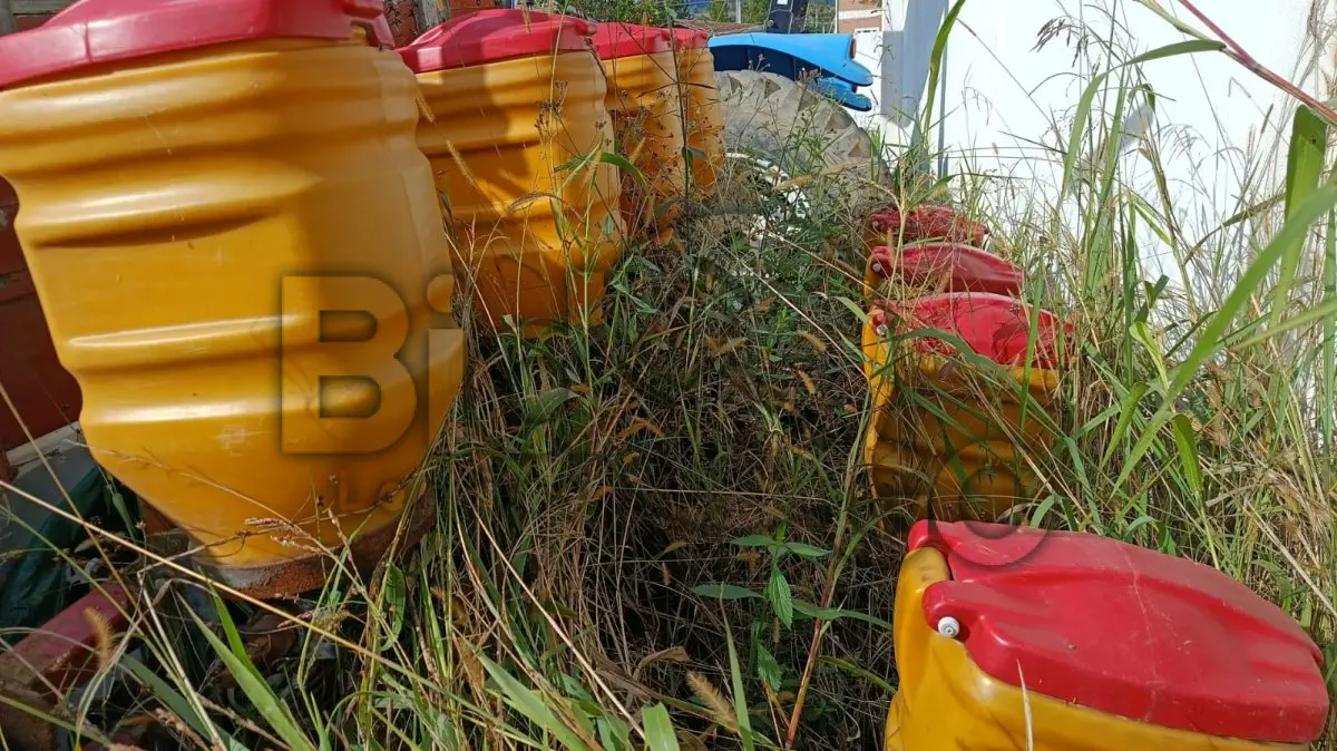 LOTE 011 - Semeadora Agrícola 4 linhas marca Max Line, cor vermelha