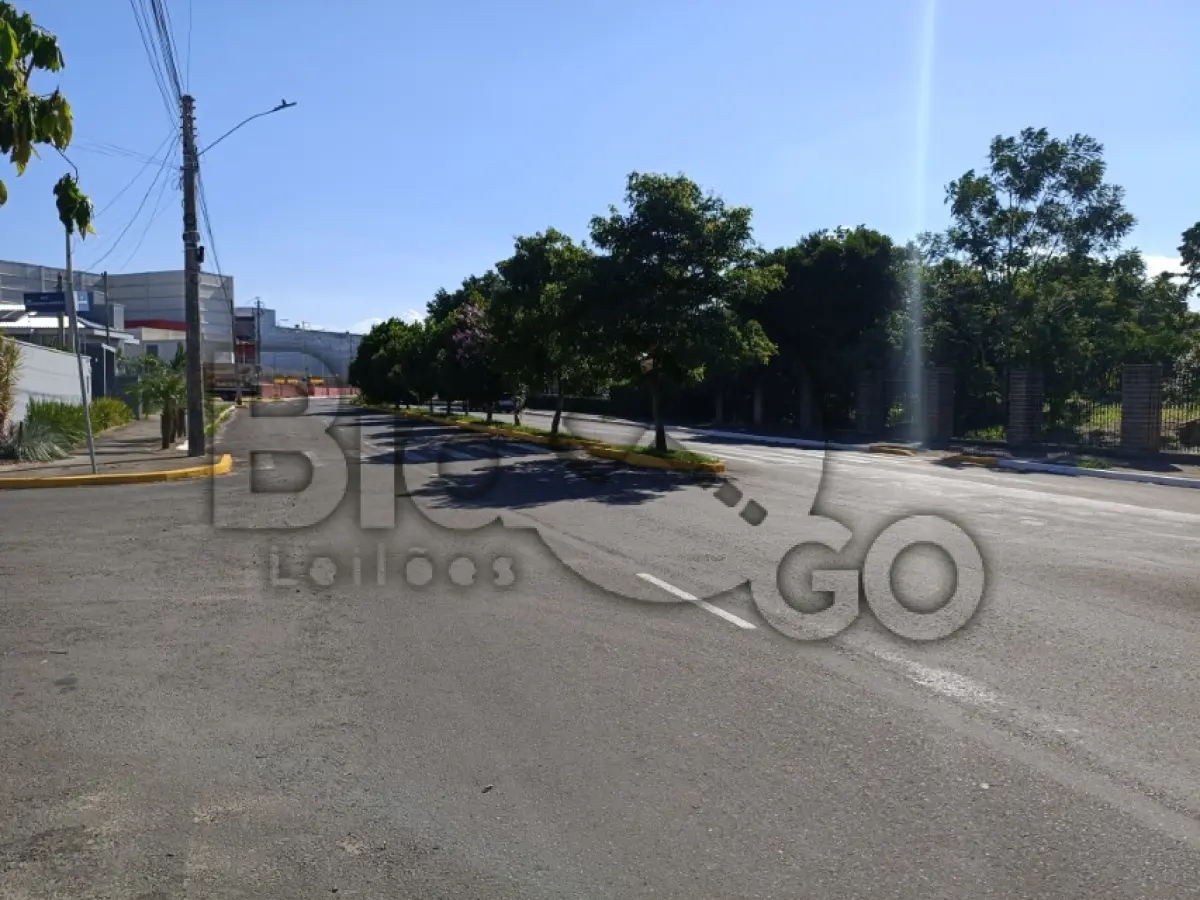 LOTE 001 - UM TERRENO URBANO DE 430,98m², sem benfeitorias, devidamente cadastrado sob matrícula nº 17.702 do Cartório de Registro de Imóveis de Sapiranga/RS
